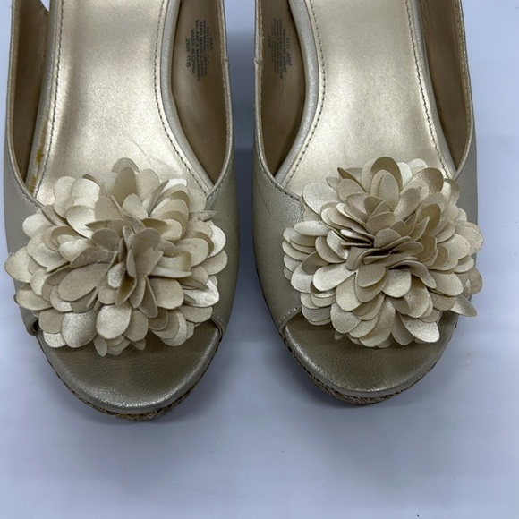 Bandolino Prewoned Champagne Floral Wedge Sandals - Picture 9 of 12